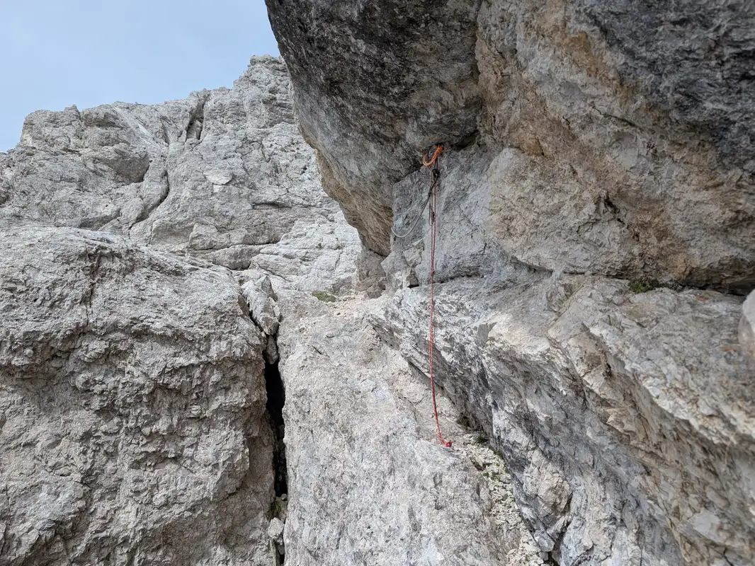 Ledge variant of normal route is pleasant until this point. The cord helps mentally but good balance is essential to make a safe passage. The spot is exposed, ledge gets narrower and slightly overhanging rocks don't help either. If taken, I recommend to use it while going up rather than descending.