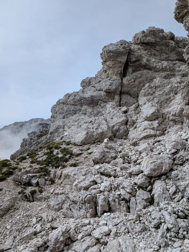 Follow the cairn, here go left, don't climb up to the right!
