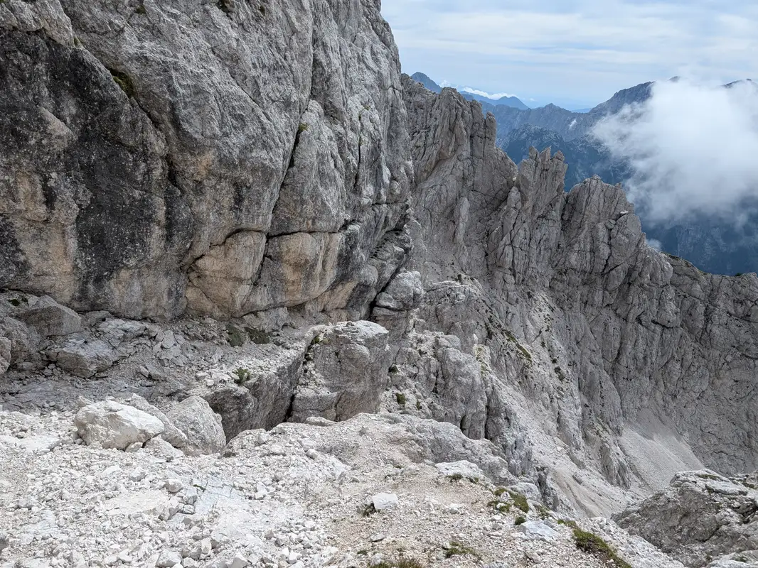 Here we can see how these variants combine - ledge one runs under the wall (yellow rocks, cord can be seen), gully brings us here from below where the grass is seen.