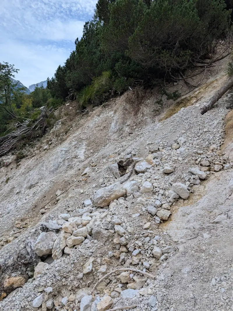 Erosion is a real thing here in places and is mitigated with cords, wires and detours. All in all Re di Sassania route is safe as a whole.