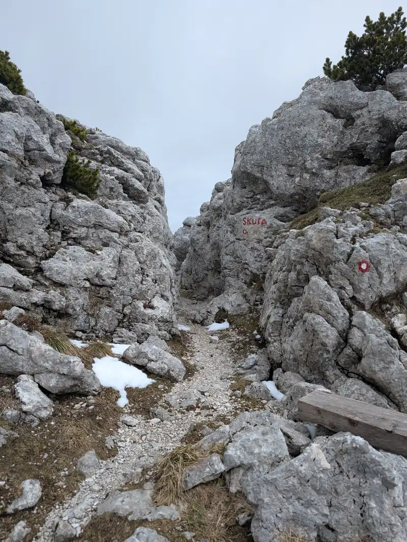 We leave the trail just before this narrow passage by turning left. Path won't be marked from now on and is not very distinct.