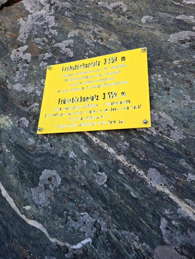 Frühstücksplatz - kind of performance benchmark and a warning. This place splits the ridge in two parts, subsequent stretches will be more challenging and will consume more time. They are also the best part.