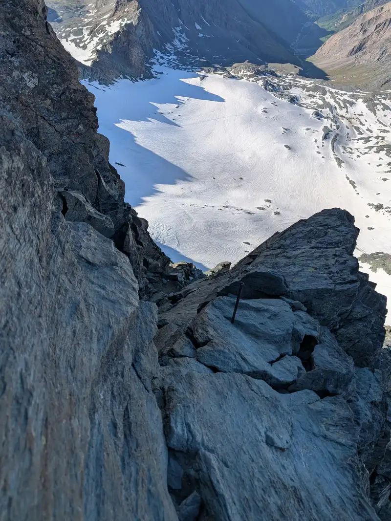 Terrain somewhere around the edge of the ridge. Metal bars for placing protection - or simply curling the rope around it.
