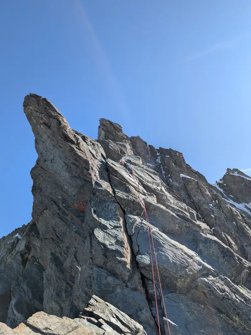 On the sunny side of the ridge. Pleasurable climb at its finest. Kleinglockner with Glockner col can already be observed in the background on the right.