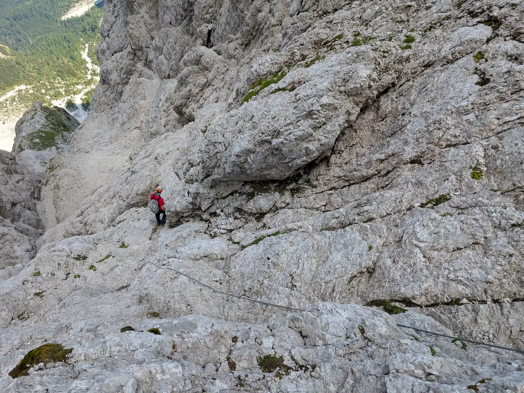 Entering the actual gorge means to walk to on ledges and use a bit of wires.