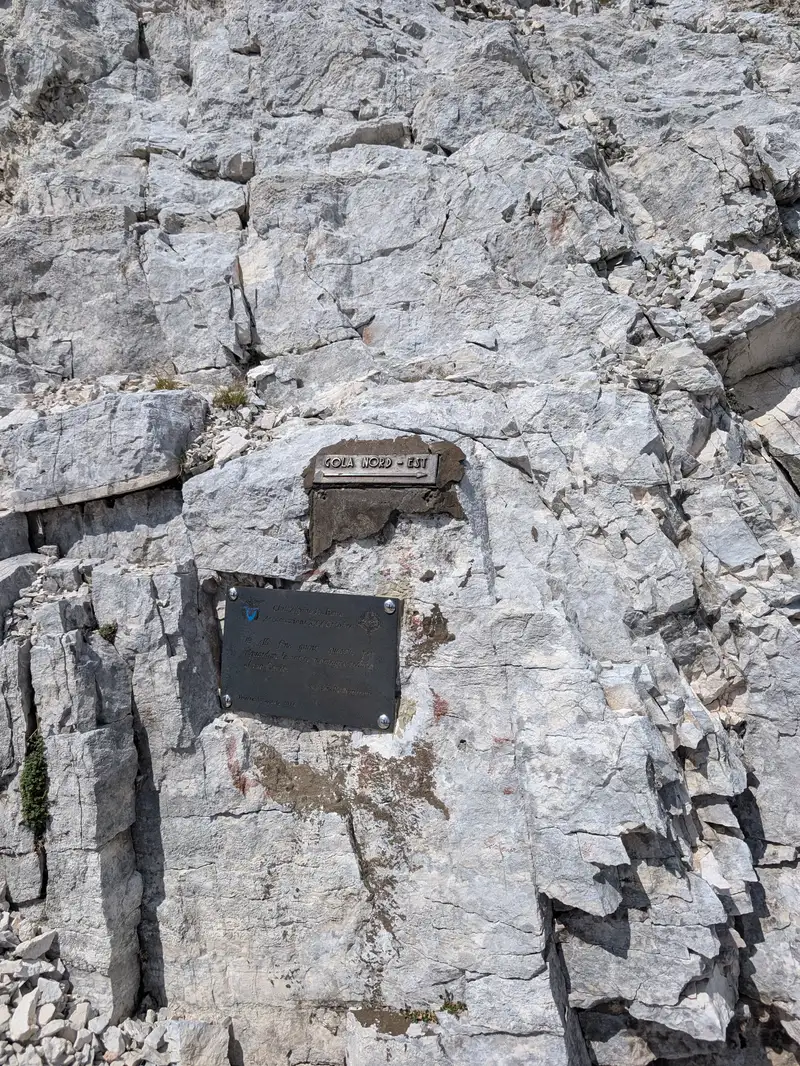 To get back to Saisera valley we need to use the only marked descent path that goes in northeastern direction - Gola Nord Est.