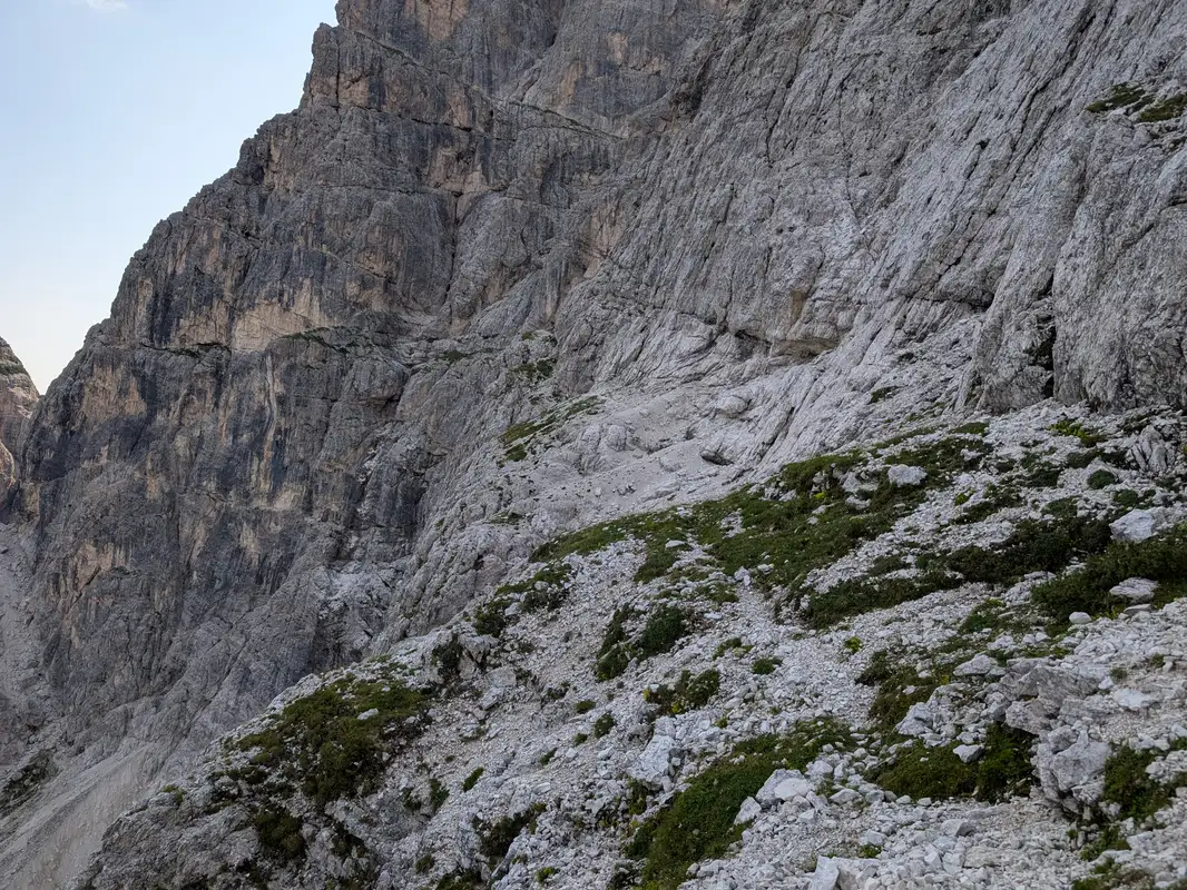 Terrain in Gola Nord Ovest access ledge. Follow it until the gorge exit is reached.