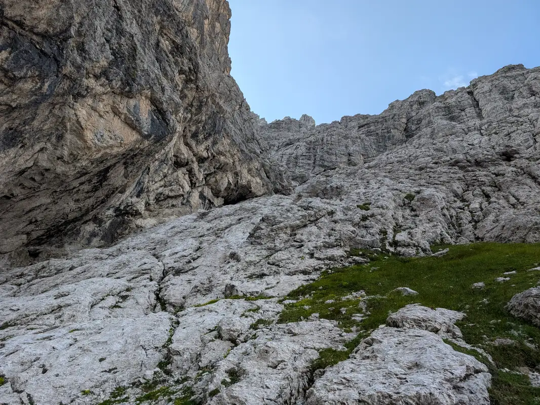 Gola Nord Ovest entrance, slabs on the right are the best to climb (II).