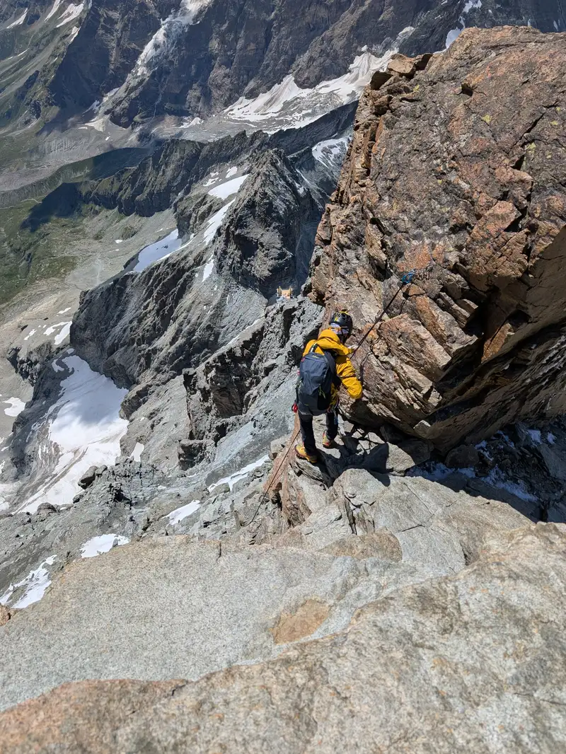 Spot where we enter the ridge back again. The chain cannot be seen, it is left to the rope below. There is a solid anchor for abseiling.