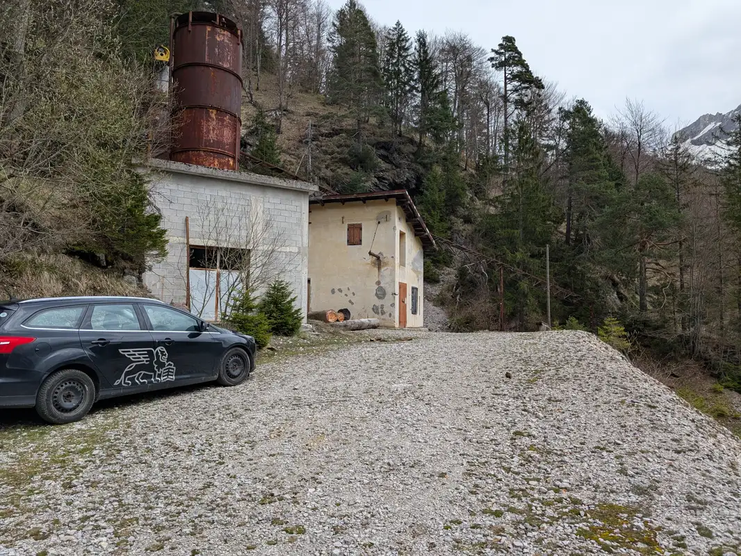 ... which ends by this abandoned mine building. In theory it is possible to get as far as here with the car.