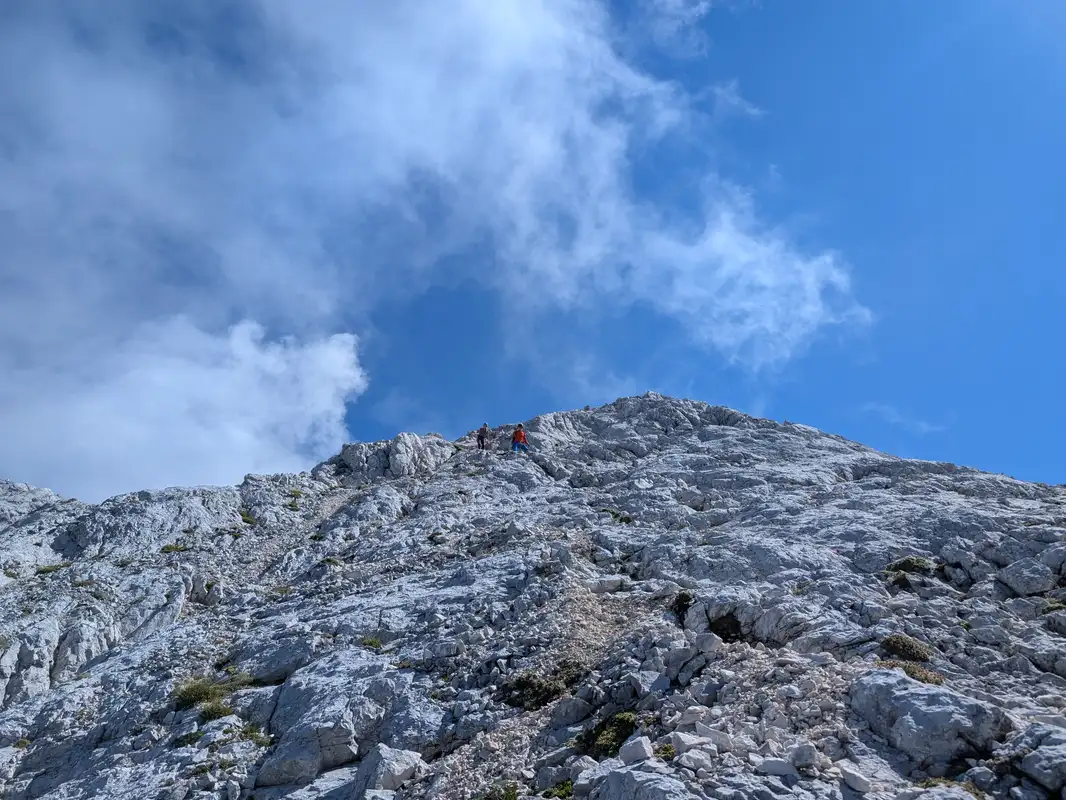 Once the route is finished we go up a bit to one of the Prisojnik presummits and land back on Grebenska pot trail.