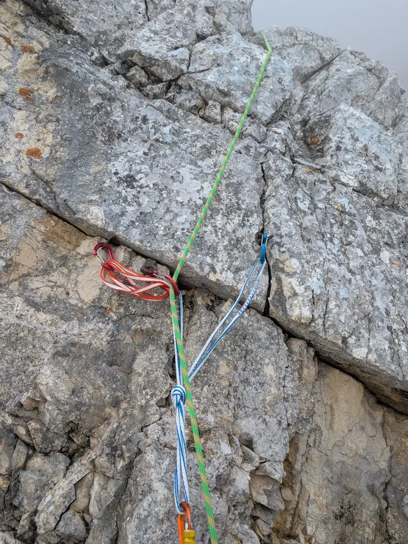 Here the oldest pittons on the route but at least there are 3. Climbing that threshold is more manageable from the right side.