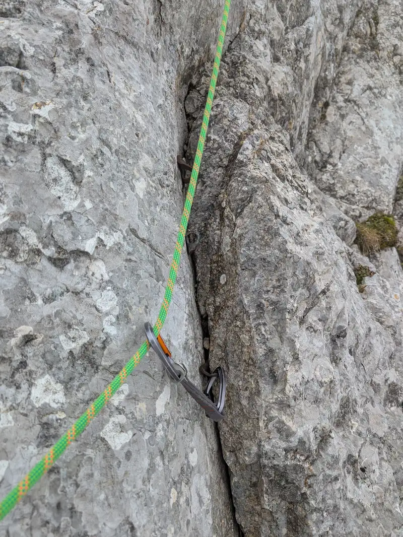 Once again 3 pittons for maximum safety in the sixth belay.