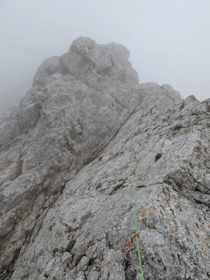 Last strechtes of airy ridge. Where the rope dissapears a nice short chimney awaits us.