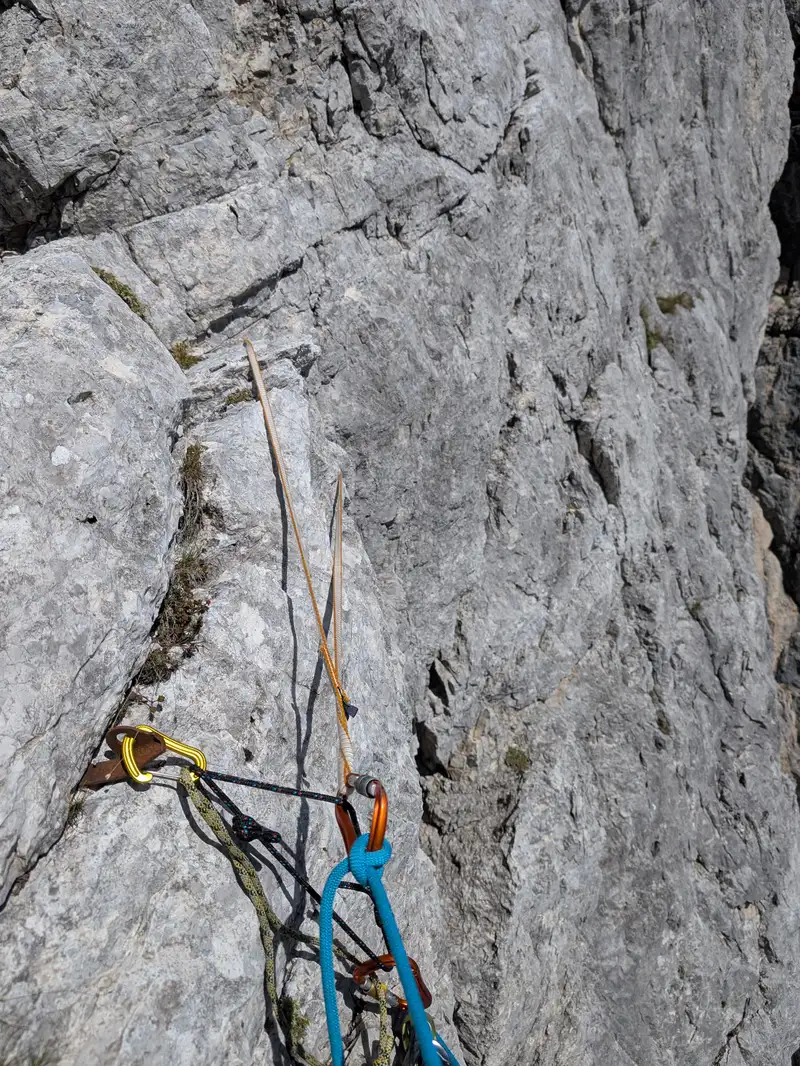 State of the fifth belay is rather questionable, yellow loop is clipped to the other pitton but the terrain helps here a bit.