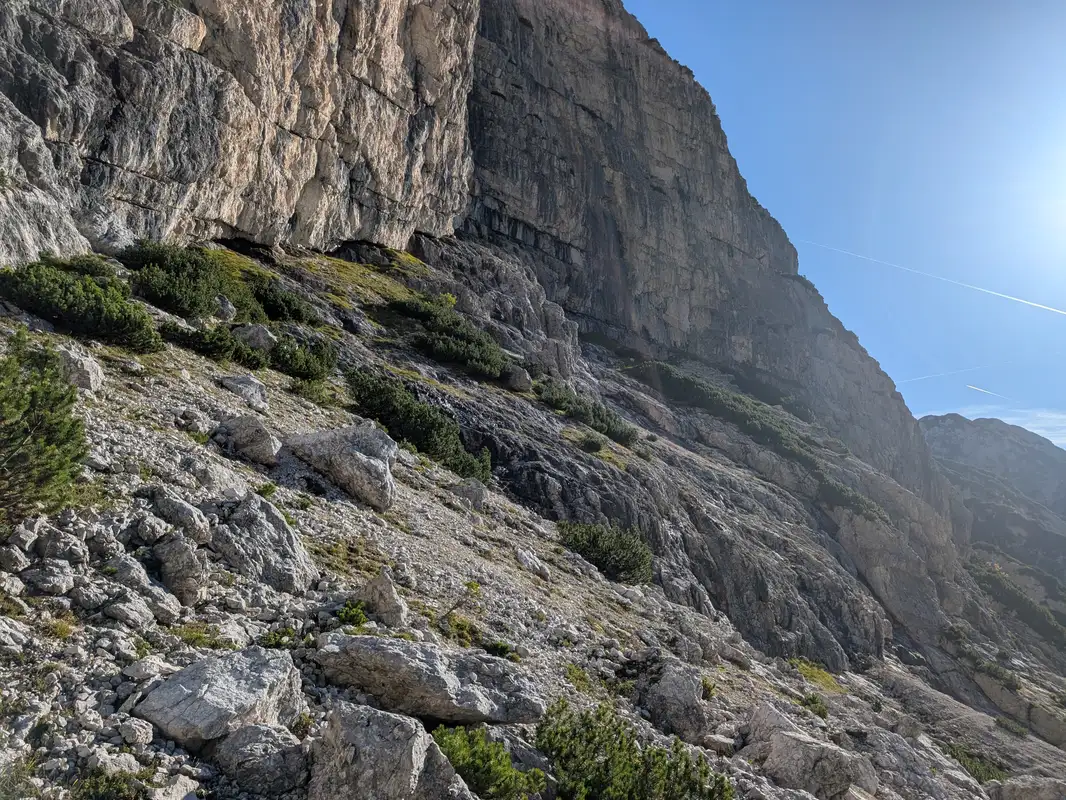 We continue up the ledge system in the direction of that black rock corner. Difficulty is around II grade, be careful because the slabs are wet in places and final part is a bit exposed.